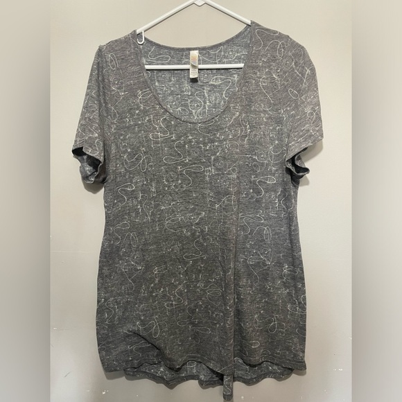 Light weight Tee 🌻🌻4 for $25 bundle🌻🌻 - Picture 1 of 4